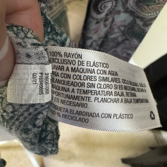 Knox Rose | soft colors paisley print smocked button front long sleeve blouse - Picture 10 of 11